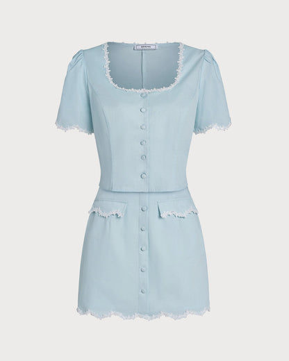 Blusa azul‑claro de renda com botões e decote quadrado