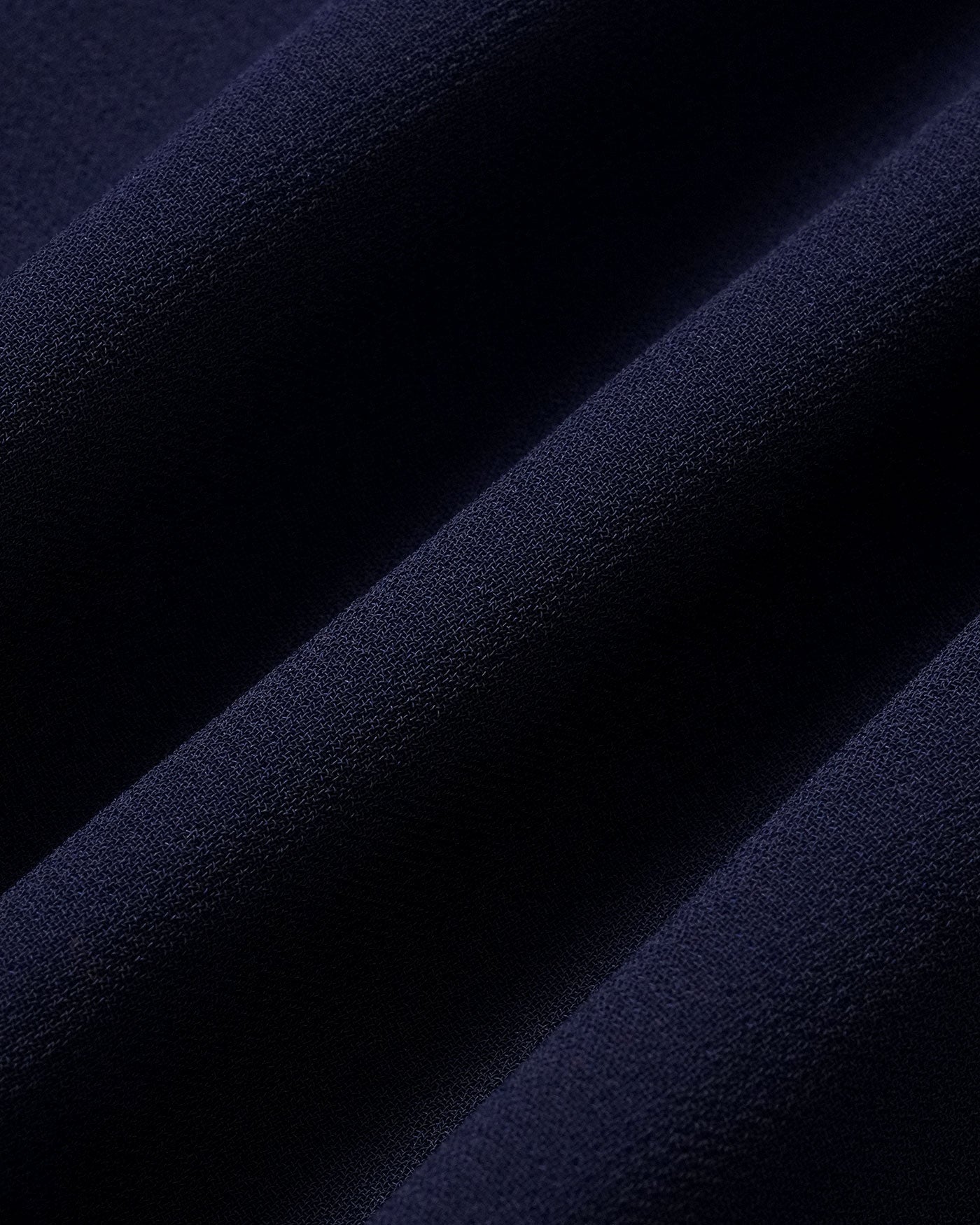 Vestido curto azul com mangas borboleta