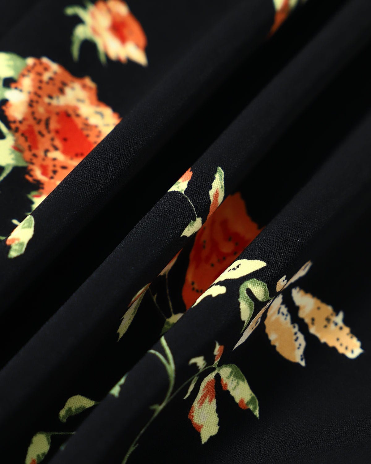 Vestido longo preto com estampa floral, decote em V e mangas curtas