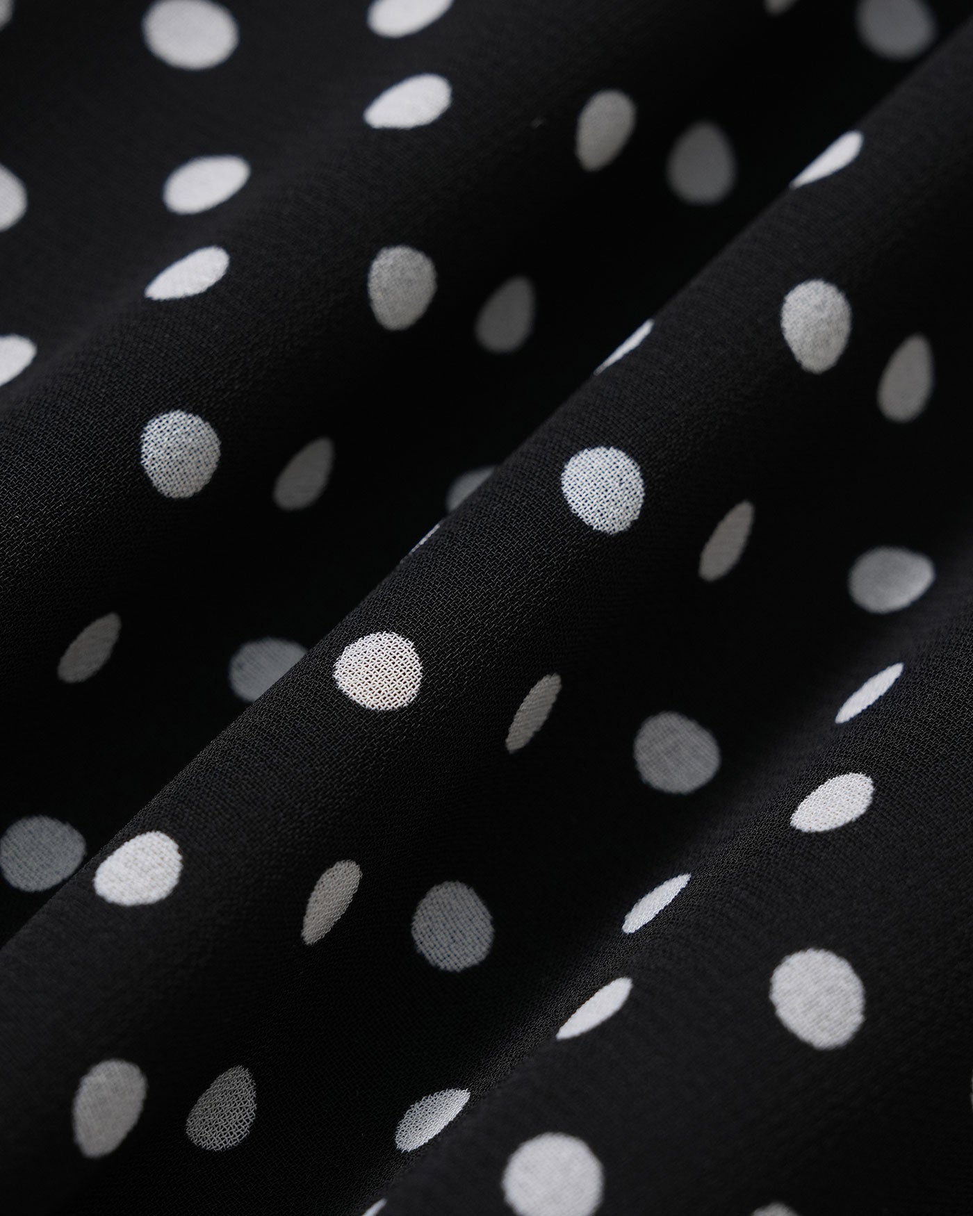 Vestido mini de chiffon preto com estampa de poá