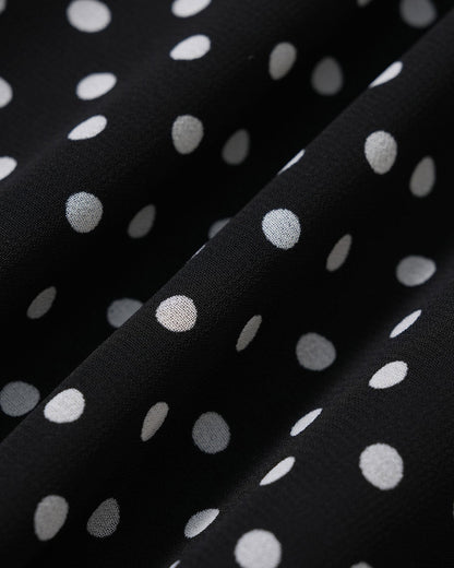 Vestido mini de chiffon preto com estampa de poá
