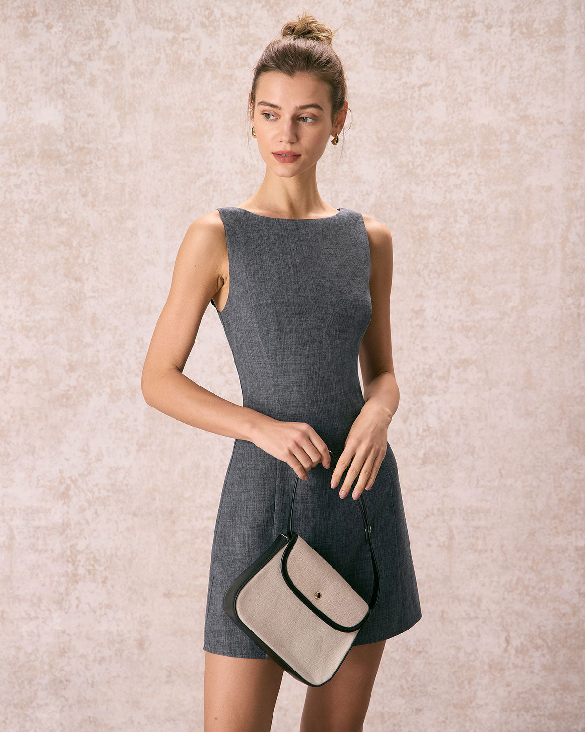 Mini vestido cinza com decote canoa e sem mangas