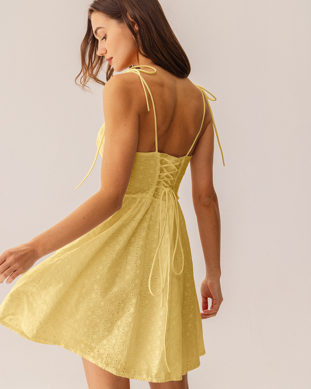 Mini-vestido estilo slip com corpete franzido — Amarelo