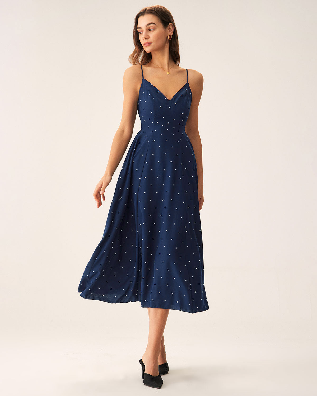 Vestido slip midi azul-marinho com poá e franzidos