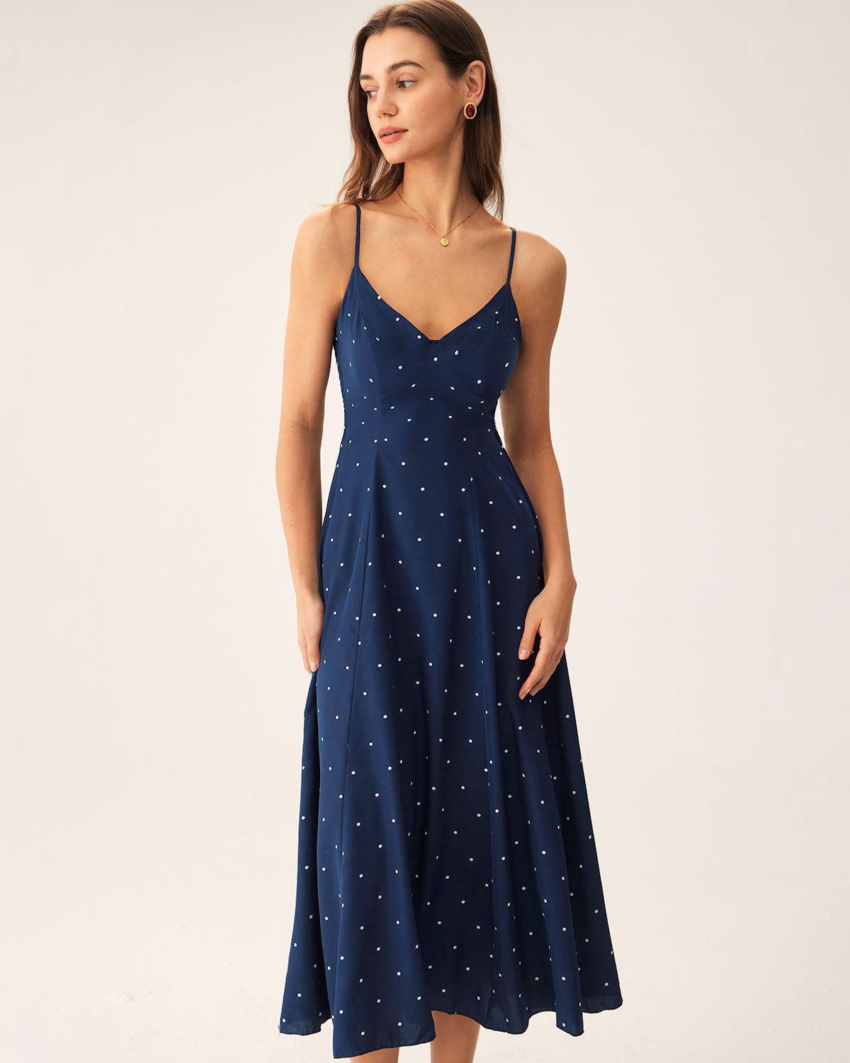 Vestido slip midi azul-marinho com poá e franzidos