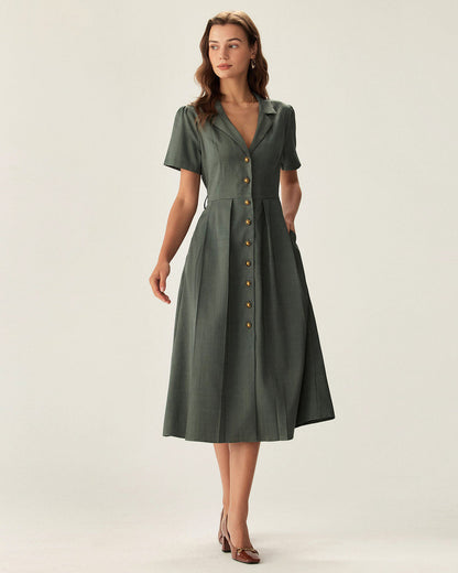 Vestido midi verde plissado com decote em V e botões