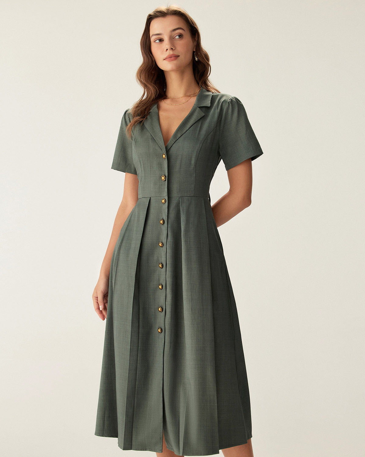 Vestido midi verde plissado com decote em V e botões