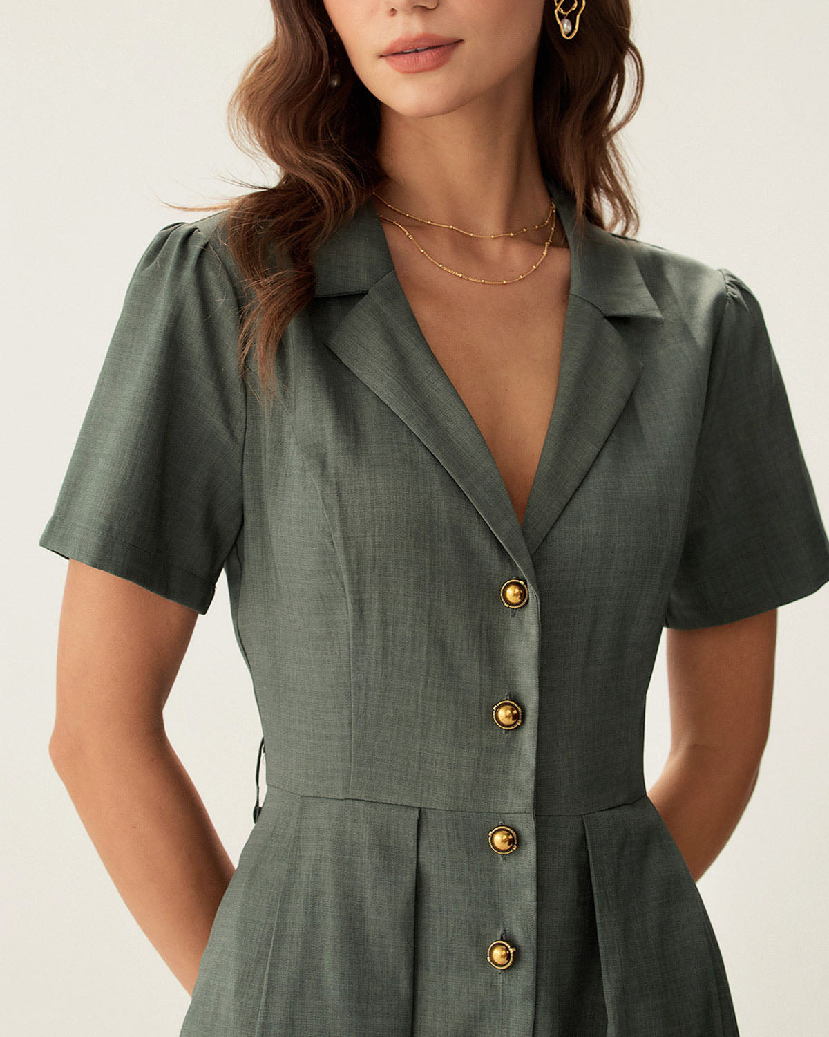 Vestido midi verde plissado com decote em V e botões
