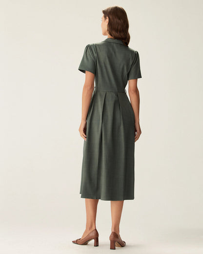 Vestido midi verde plissado com decote em V e botões