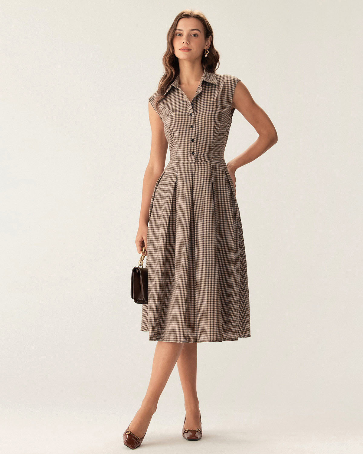 Vestido midi xadrez marrom com botões e saia plissada