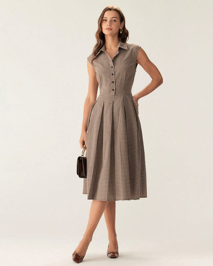 Vestido midi xadrez marrom com botões e saia plissada