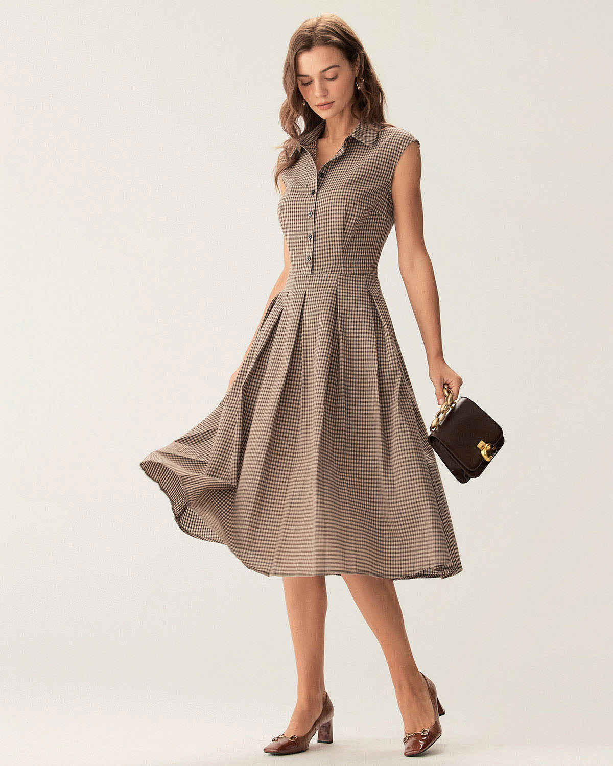 Vestido midi xadrez marrom com botões e saia plissada