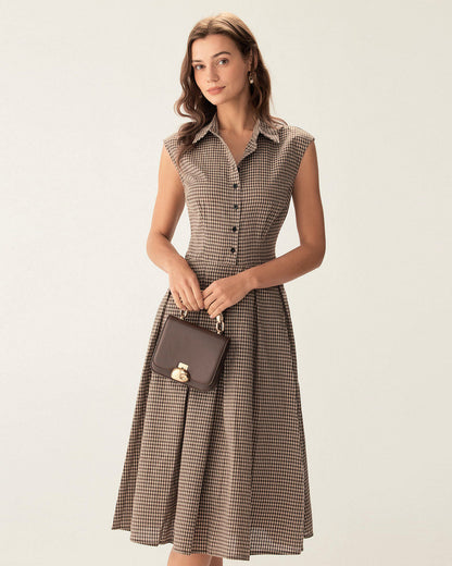Vestido midi xadrez marrom com botões e saia plissada