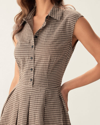 Vestido midi xadrez marrom com botões e saia plissada