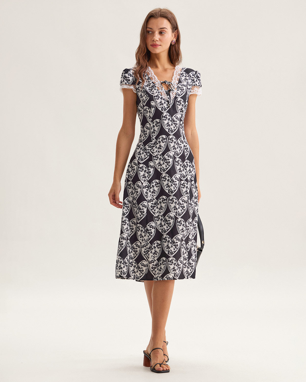 Vestido midi preto com estampa floral e detalhe em renda