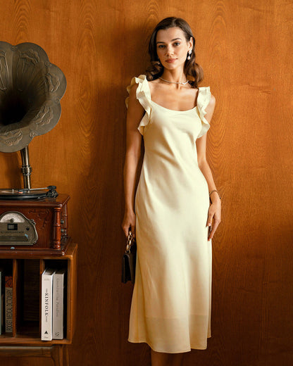 Vestido midi de cetim amarelo com decote quadrado e babados