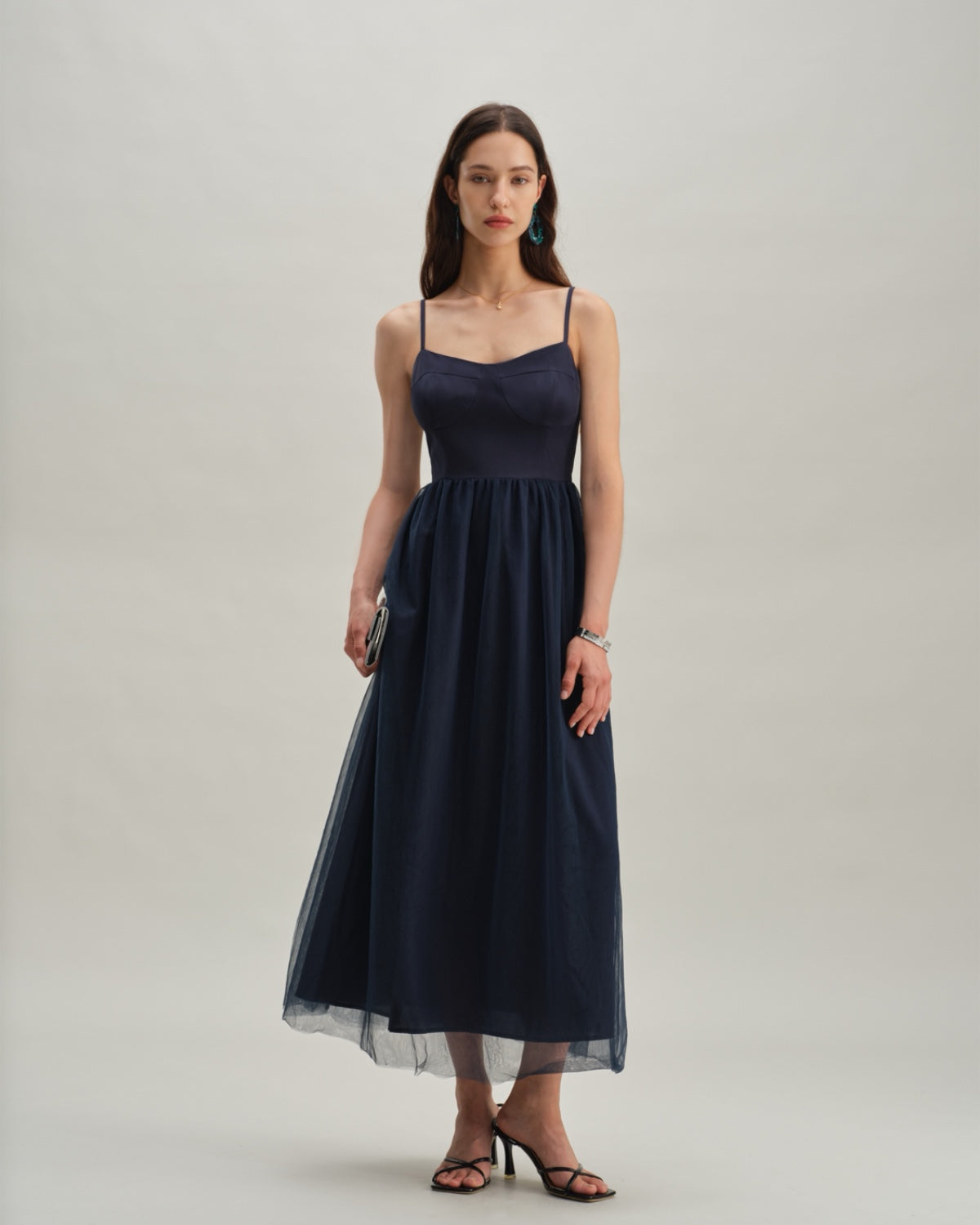 Vestido slip longo azul com franzidos e caimento fluido