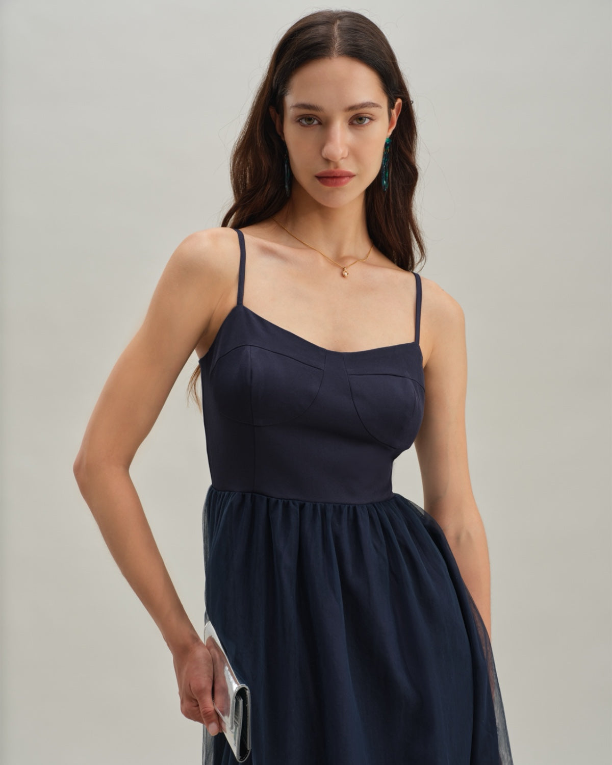 Vestido slip longo azul com franzidos e caimento fluido