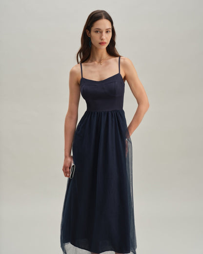 Vestido slip longo azul com franzidos e caimento fluido