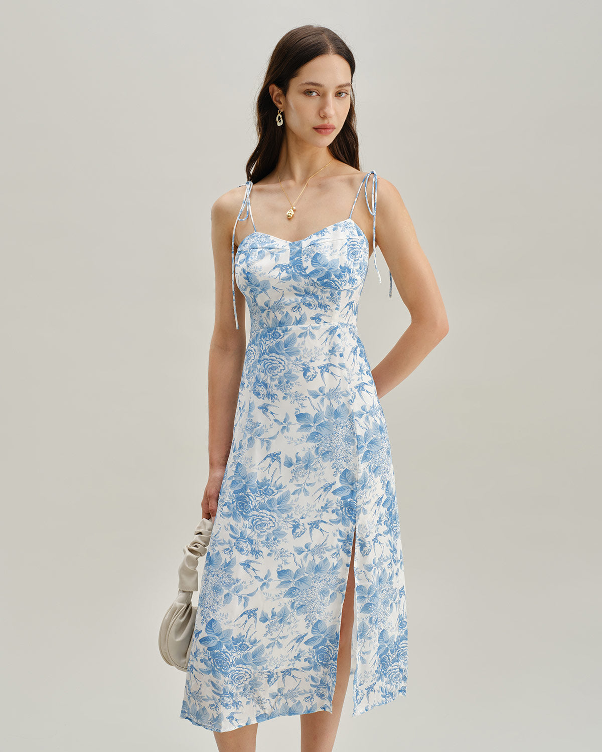 Vestido midi azul com decote coração e franzido