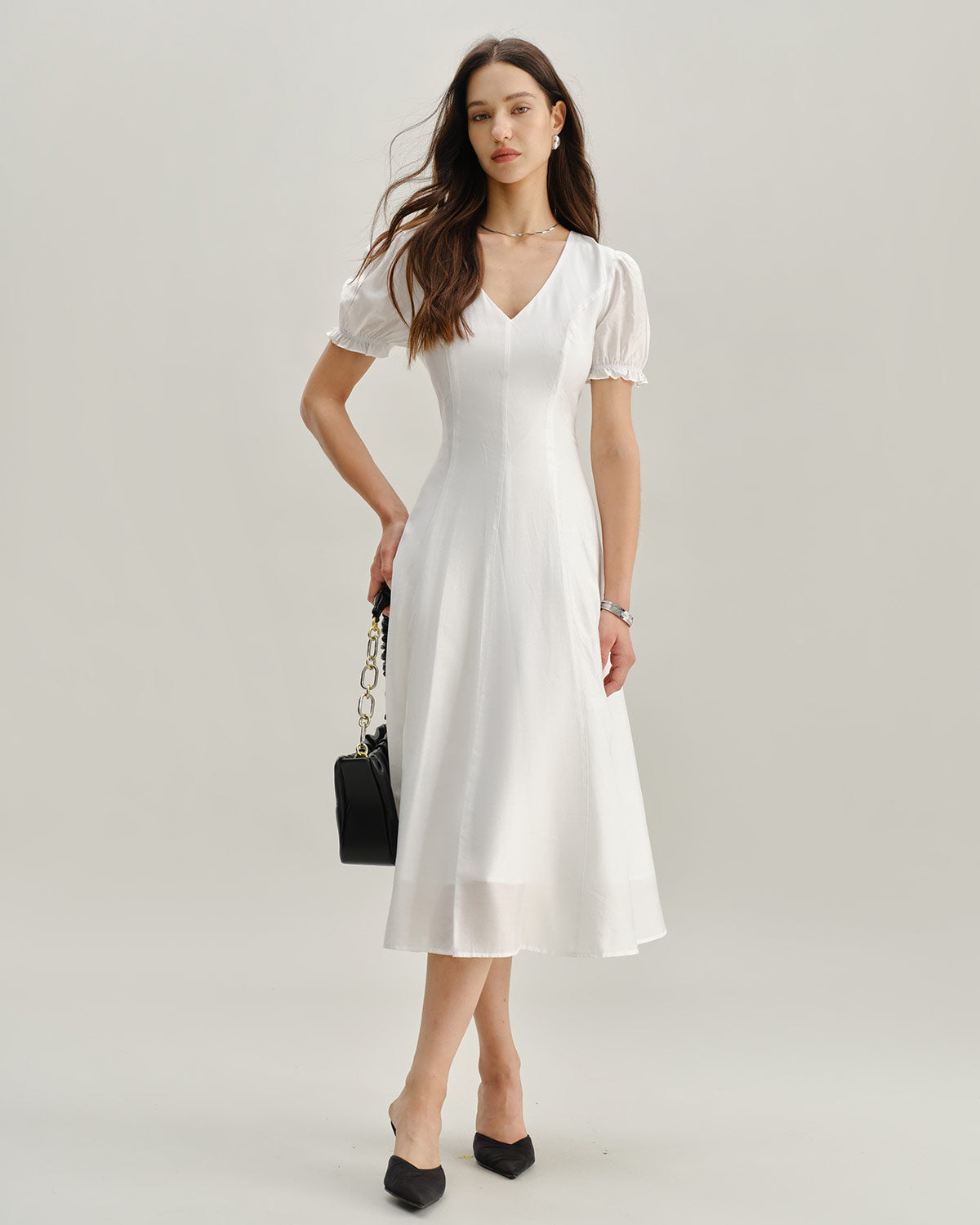 Vestido Midi Branco com Decote em V e Mangas Bufantes