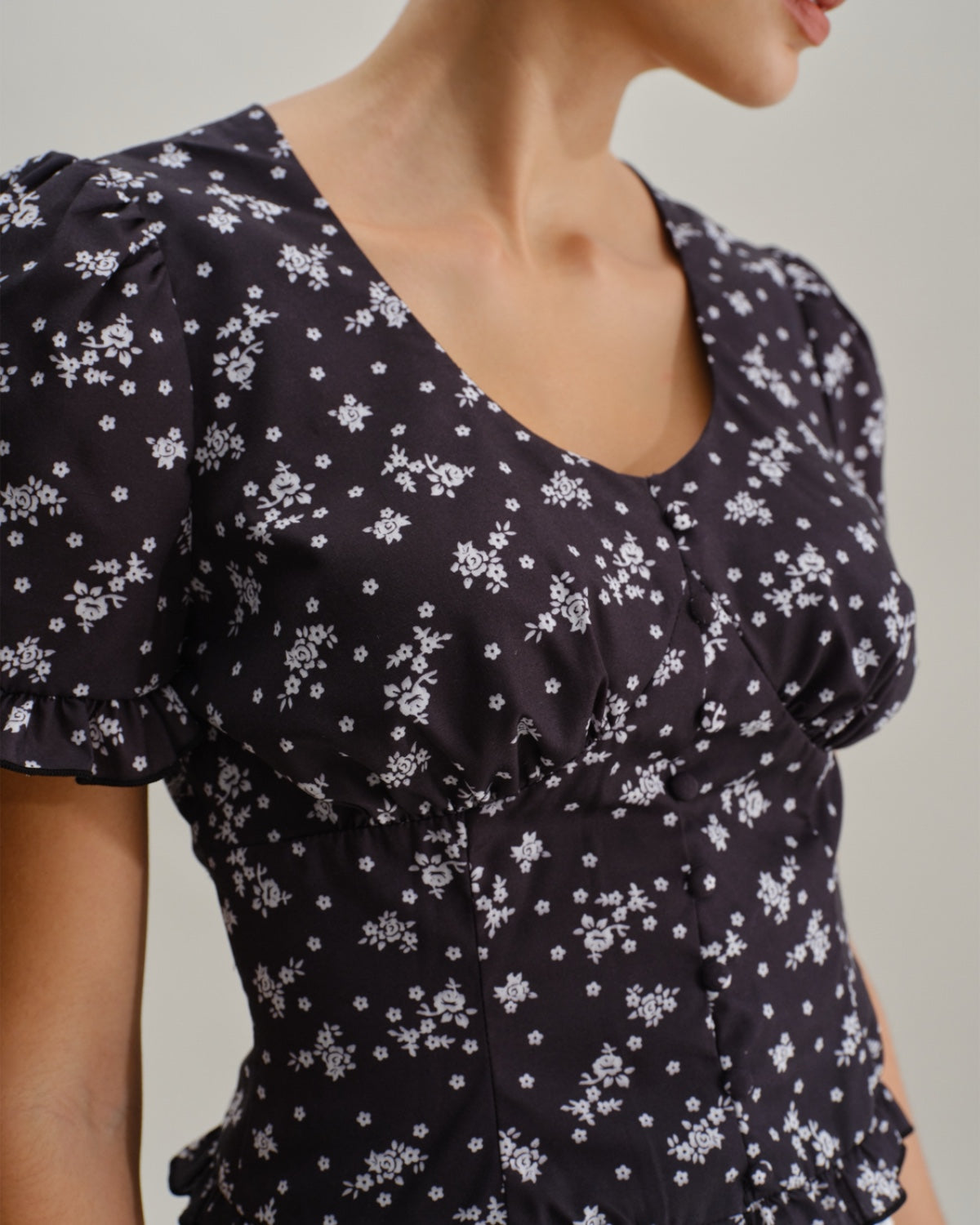 Blusa floral preta com decote em U