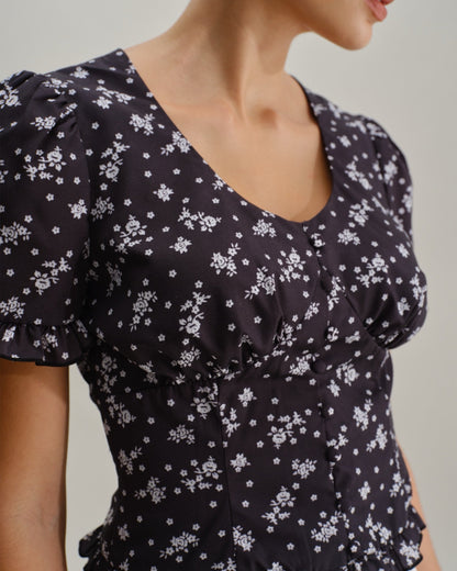 Blusa floral preta com decote em U