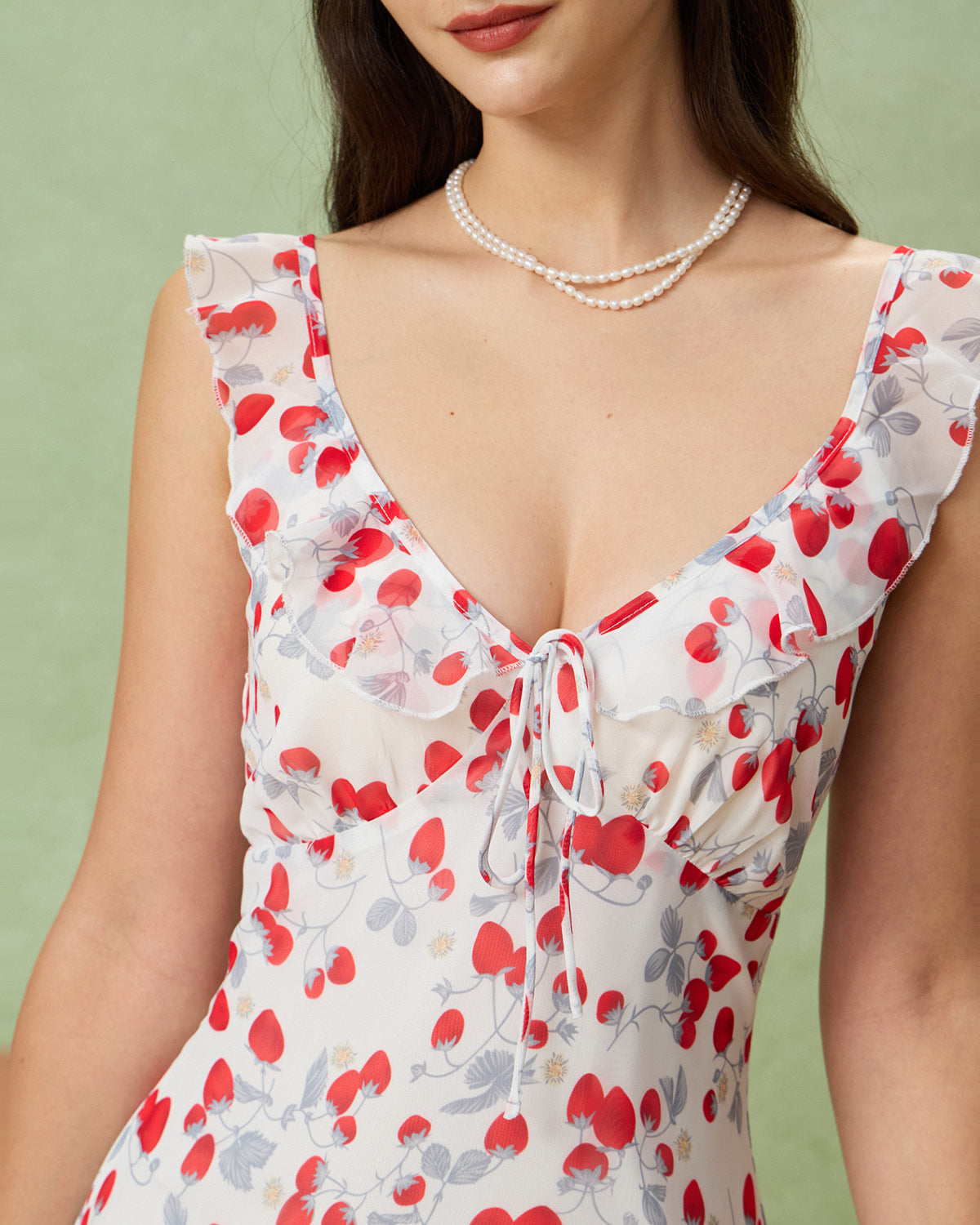 Vestido Curto Floral Branco com Decote V e Babados