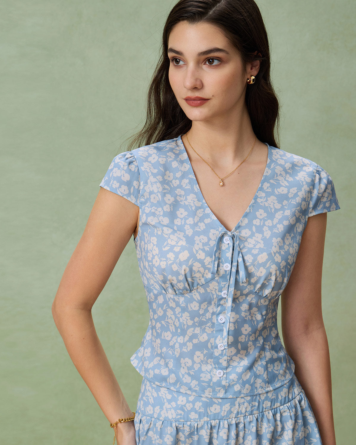 Blusa floral azul com decote em V