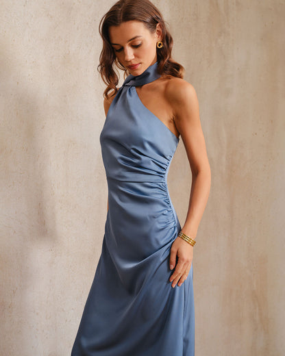 Vestido longo de cetim azul com ombro único e corte evasê