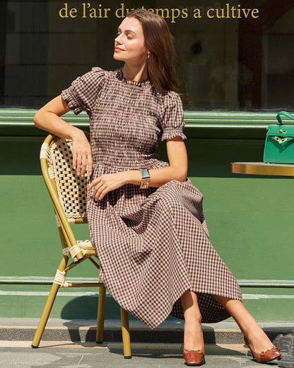 Vestido midi xadrez café com corpo franzido e mangas bufantes