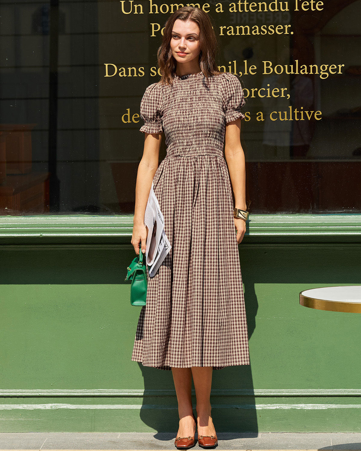 Vestido midi xadrez café com corpo franzido e mangas bufantes