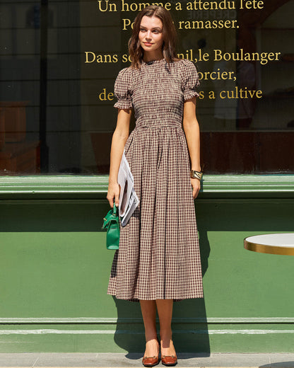 Vestido midi xadrez café com corpo franzido e mangas bufantes