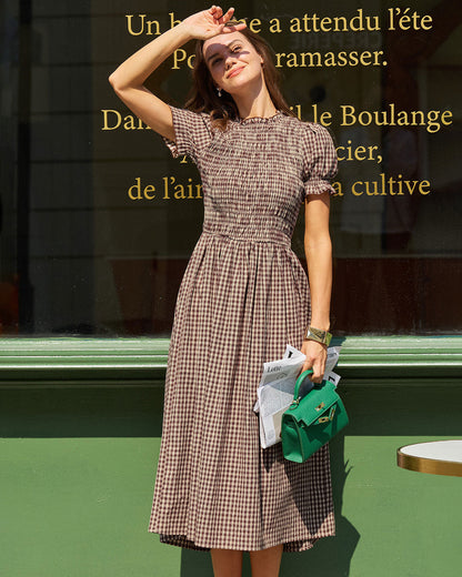 Vestido midi xadrez café com corpo franzido e mangas bufantes