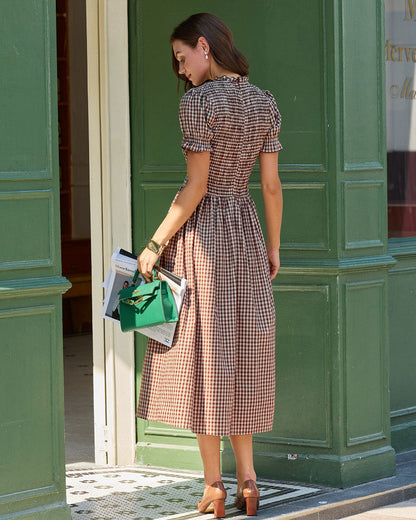 Vestido midi xadrez café com corpo franzido e mangas bufantes