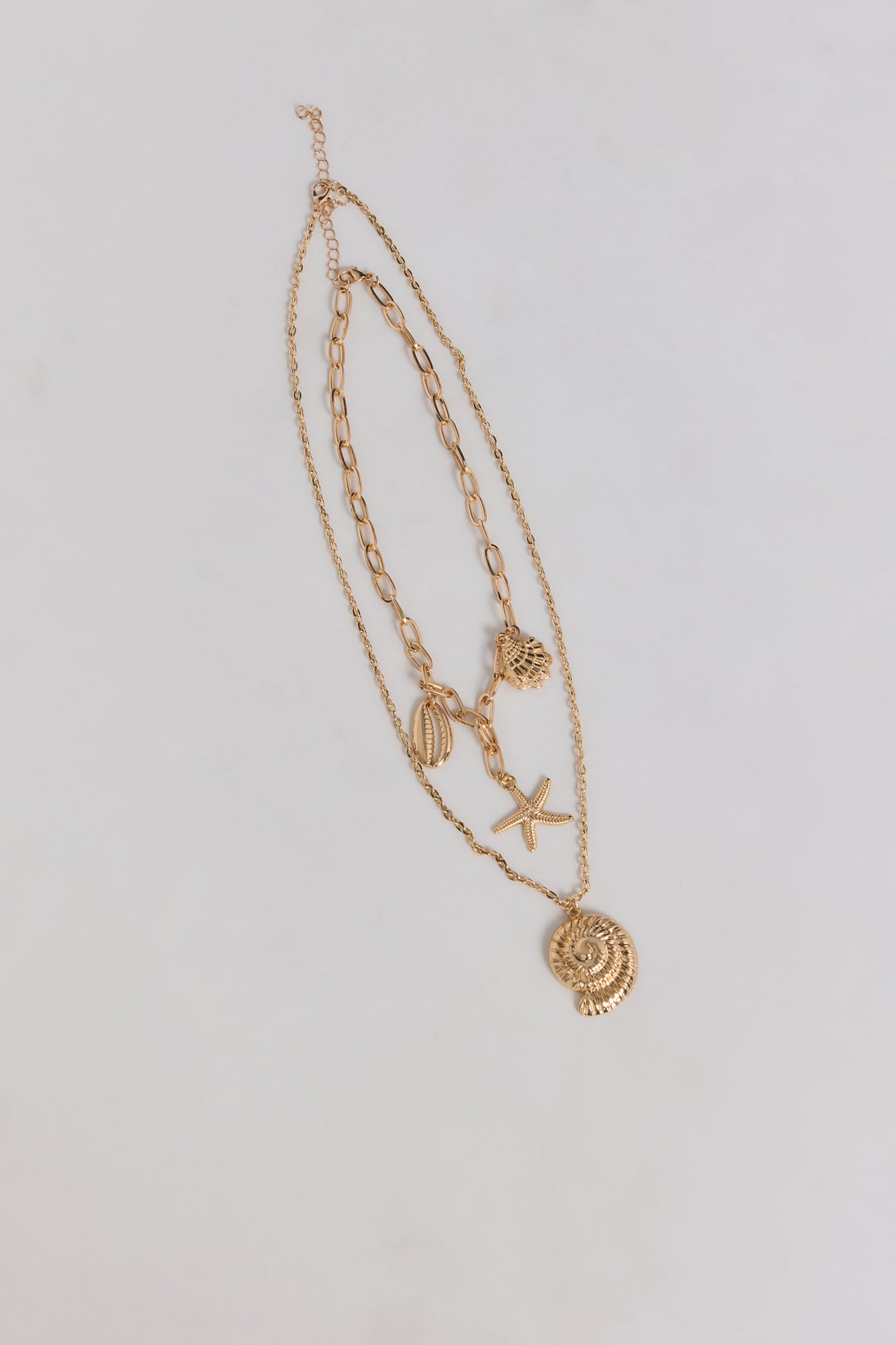 Conjunto de colares com conchas — dourado