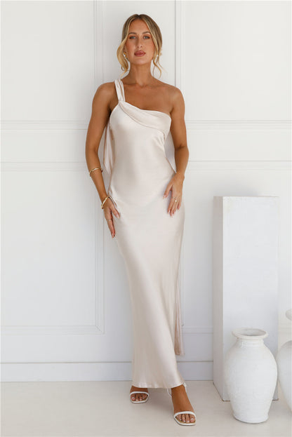 Romantic Tales — Vestido longo de cetim de um ombro só — Champanhe
