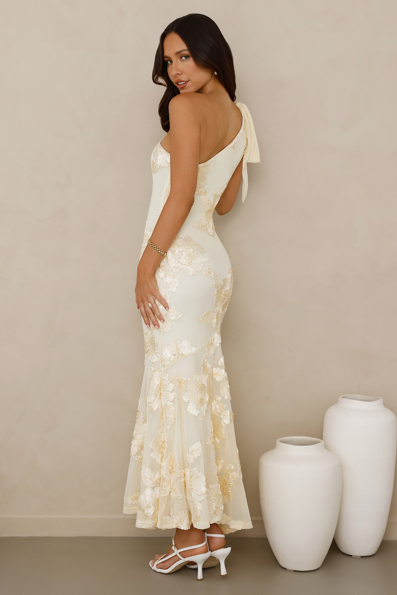 Vestido longo Glossy Girl em tule com um ombro só — Amarelo