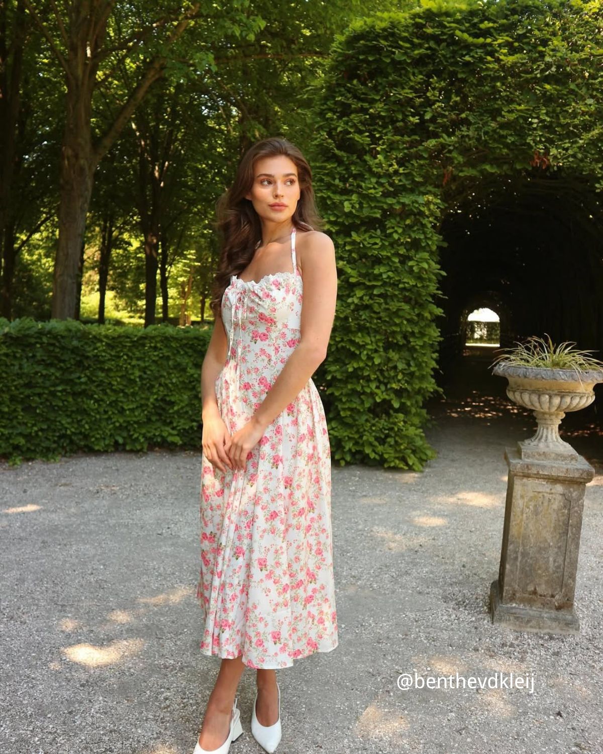 Vestido midi rosa com estampa floral e decote halter
