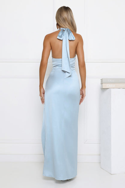 Vestido longo com decote halter em cetim azul