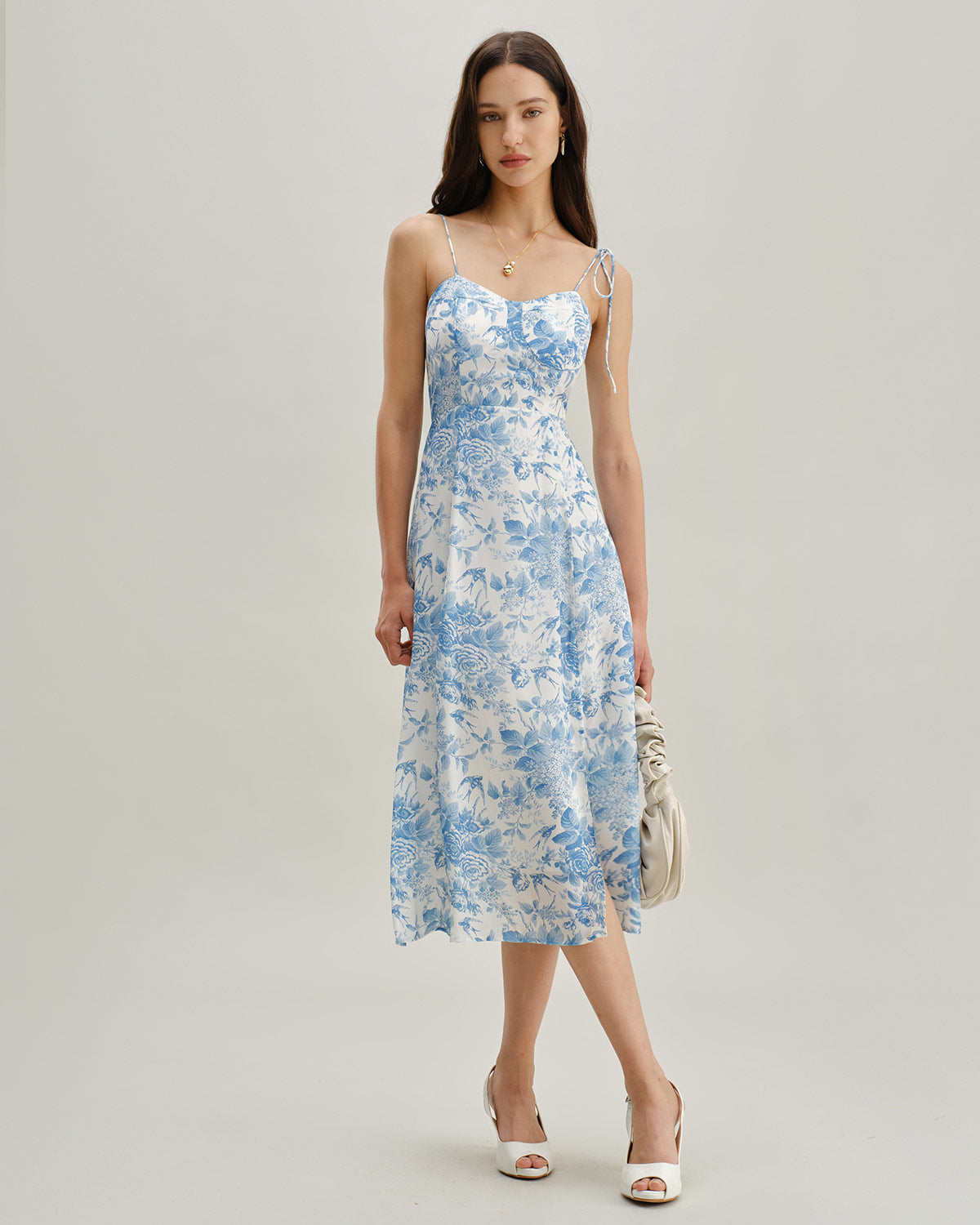 Vestido midi azul com decote coração e franzido