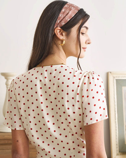 Vestido midi bege com decote em V, estampa poá e botões frontais
