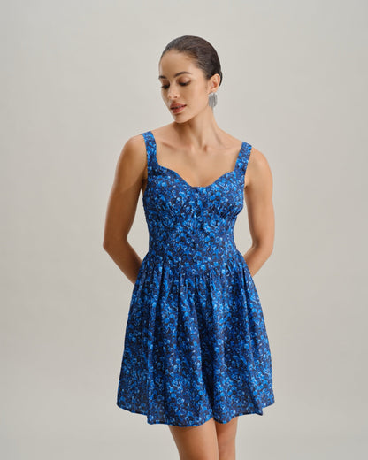 Vestido mini azul floral com decote em U e franzido