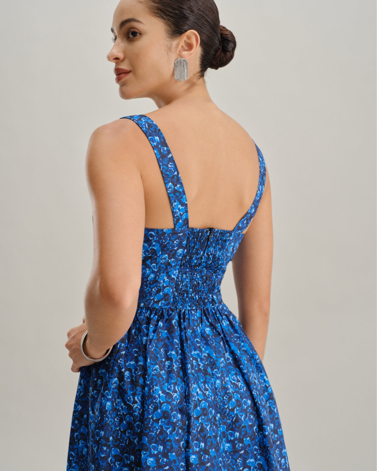 Vestido mini azul floral com decote em U e franzido