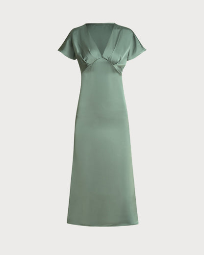 Vestido midi em cetim verde com decote em V e corte evasê