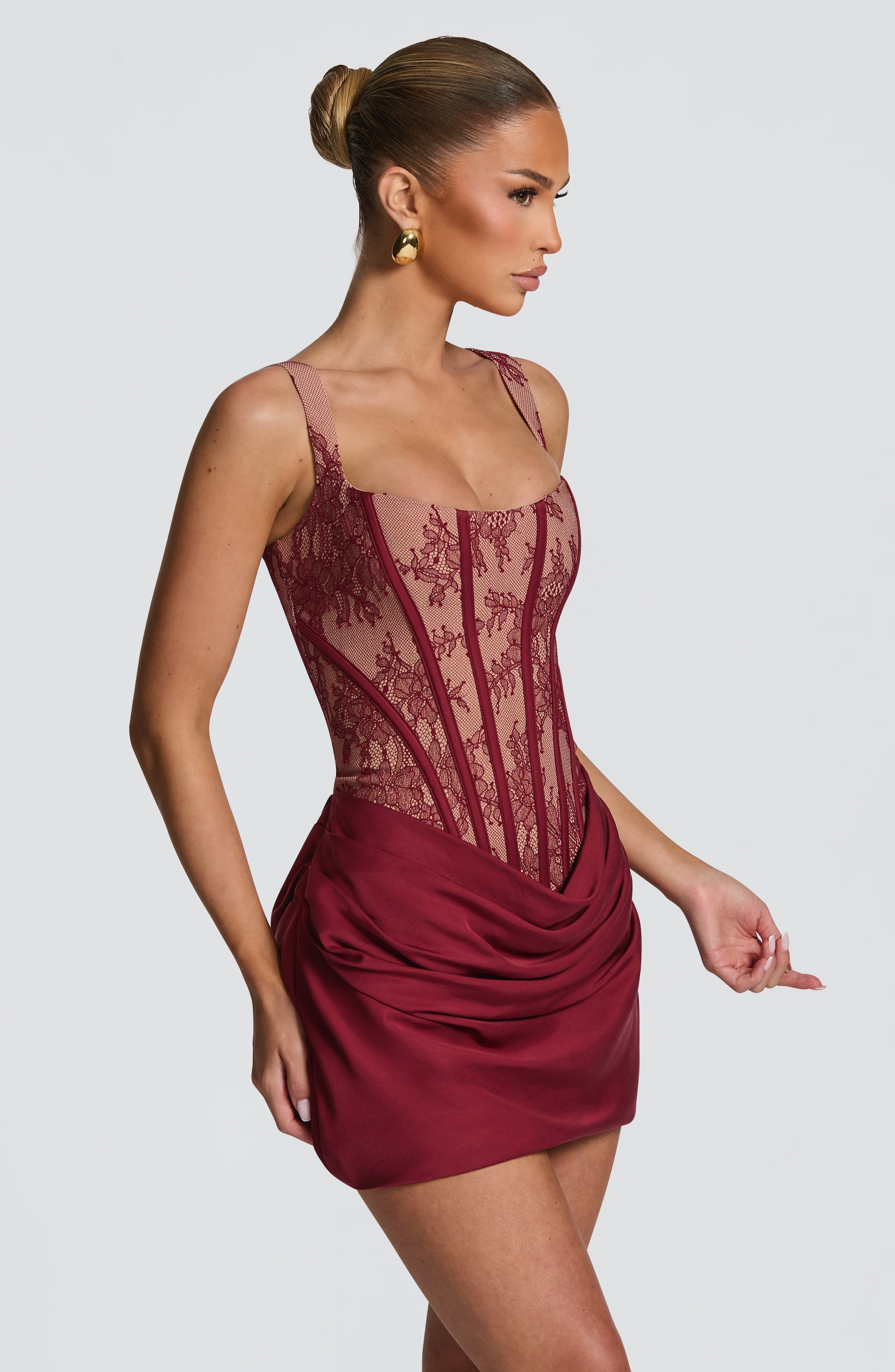 Vestido Curto Cornelia em Renda Borgonha