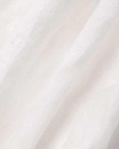 Vestido midi com mangas bufantes e fenda na barra