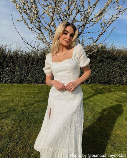 Vestido midi com mangas bufantes e fenda na barra