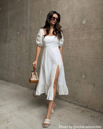 Vestido midi com mangas bufantes e fenda na barra