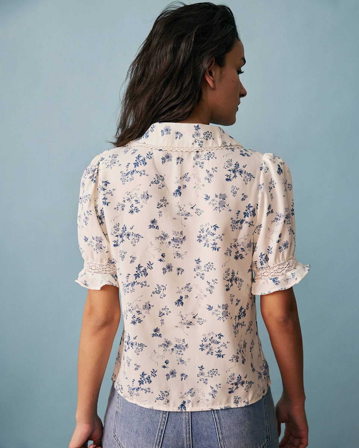 Camisa Floral Plissada com Detalhe em Renda